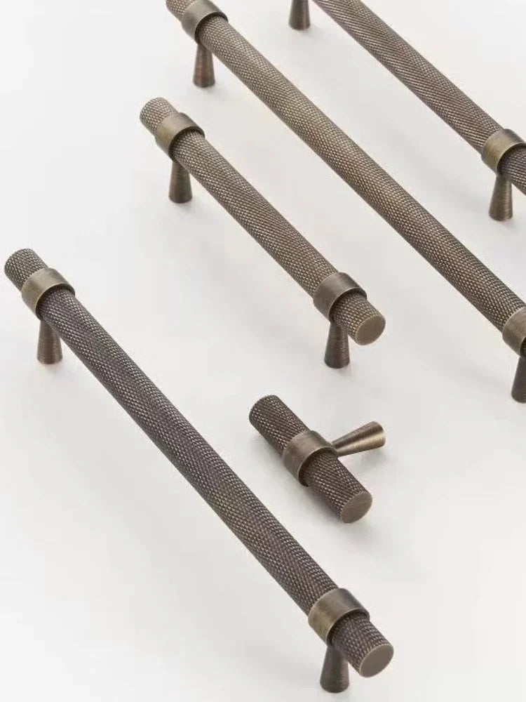 Gros plan sur la texture vieillie d'une poignée en laiton