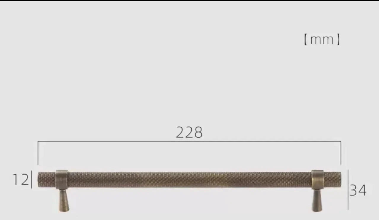 Vue latérale d'une poignée de meuble en bronze vieilli