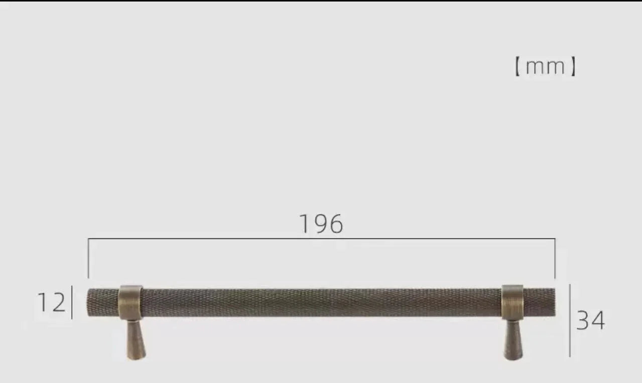 Détail du design raffiné d'une poignée en laiton vieilli