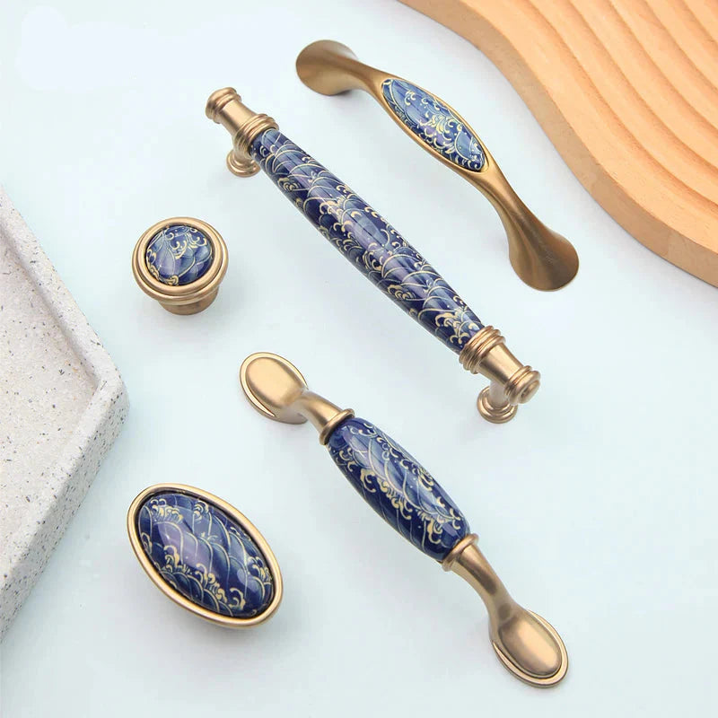 Poignée bleue en céramique installée sur un tiroir en bois