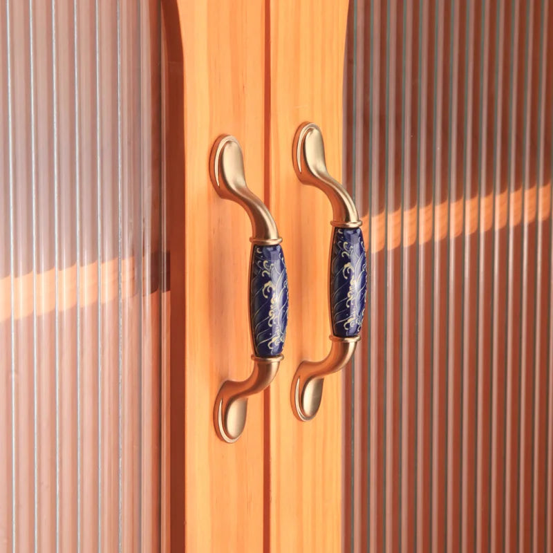 Détail de la texture céramique bleue avec finition or brossé