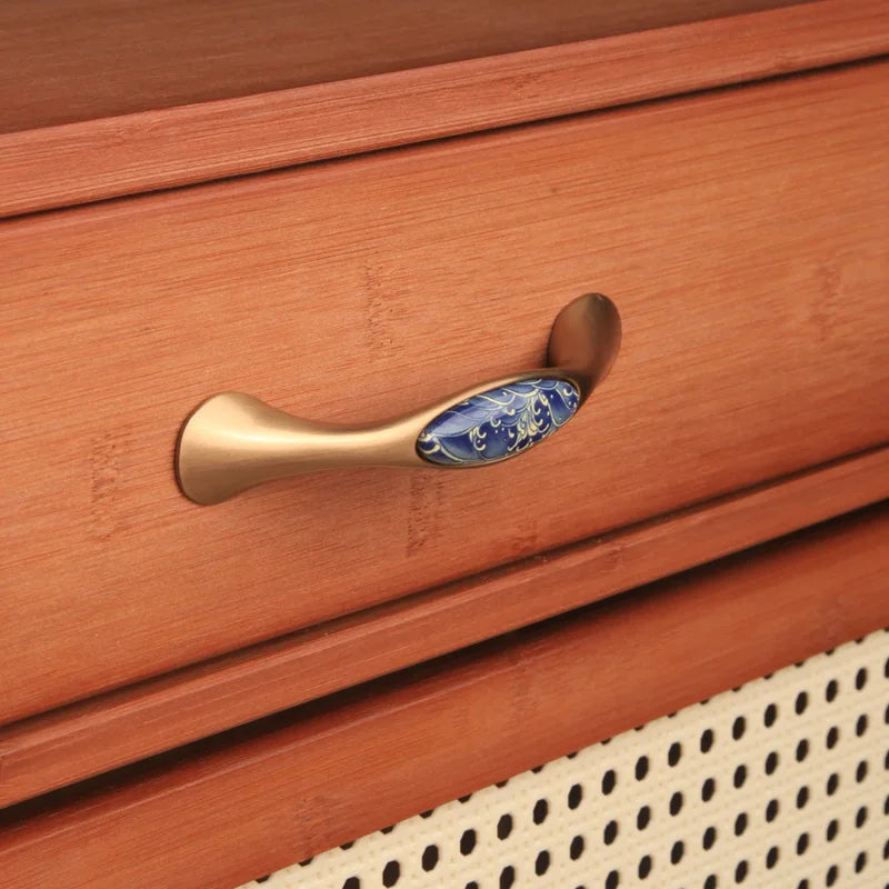 Vue latérale de la poignée bleue montrant le montage facile