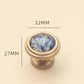 Gros plan sur la poignée bleue avec vis de montage incluses