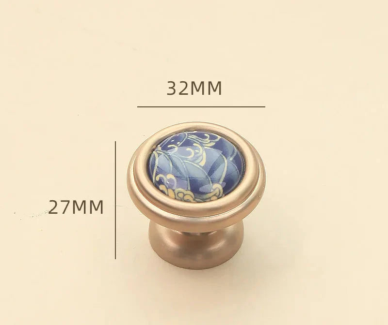 Gros plan sur la poignée bleue avec vis de montage incluses