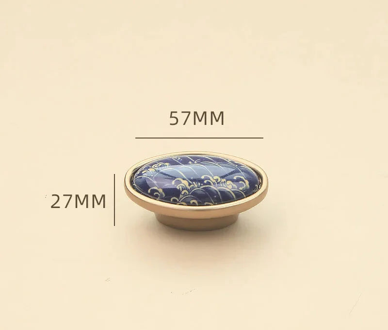 Poignée de meuble bleue avec détails en laiton doré