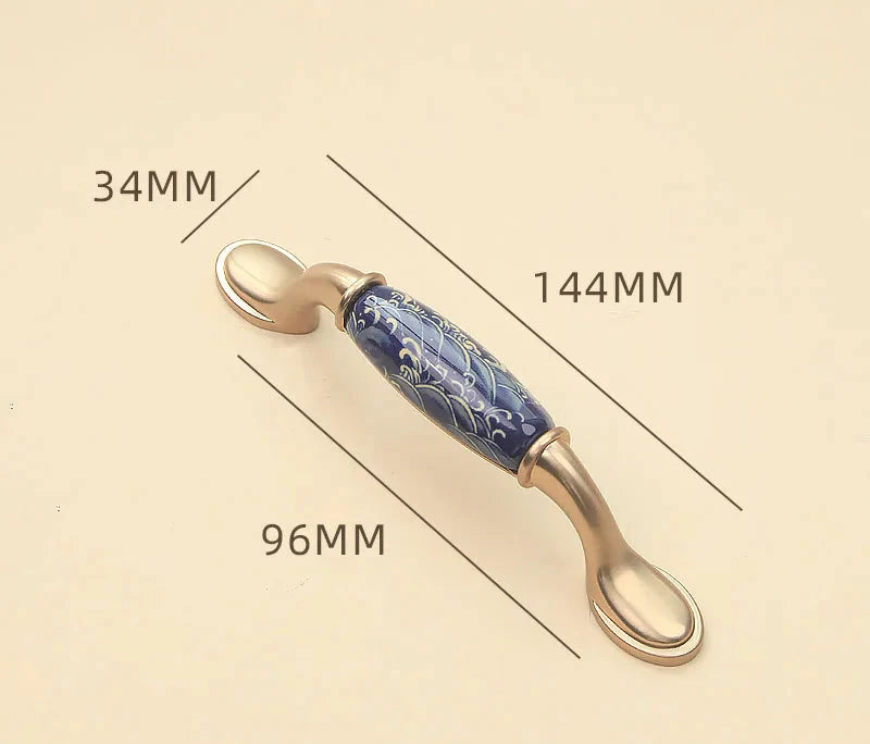 Poignée céramique bleue, mise en scène sur un meuble moderne