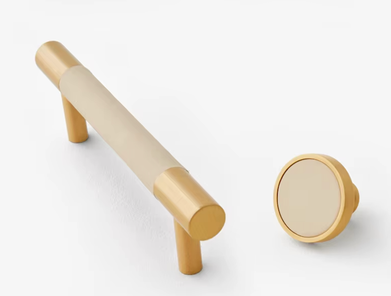 Vue rapprochée d'une poignée en cuir beige et or brossé