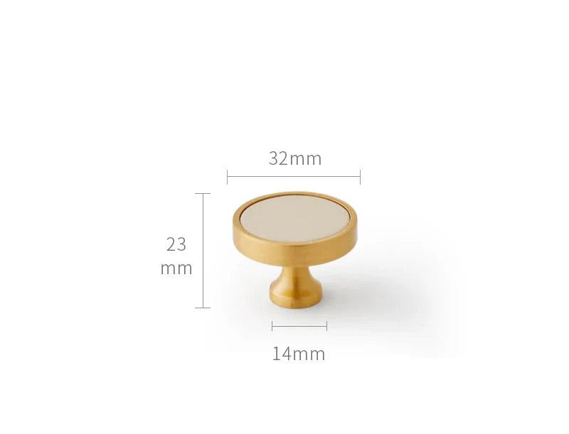 Détail de la finition dorée brossée sur une poignée de meuble