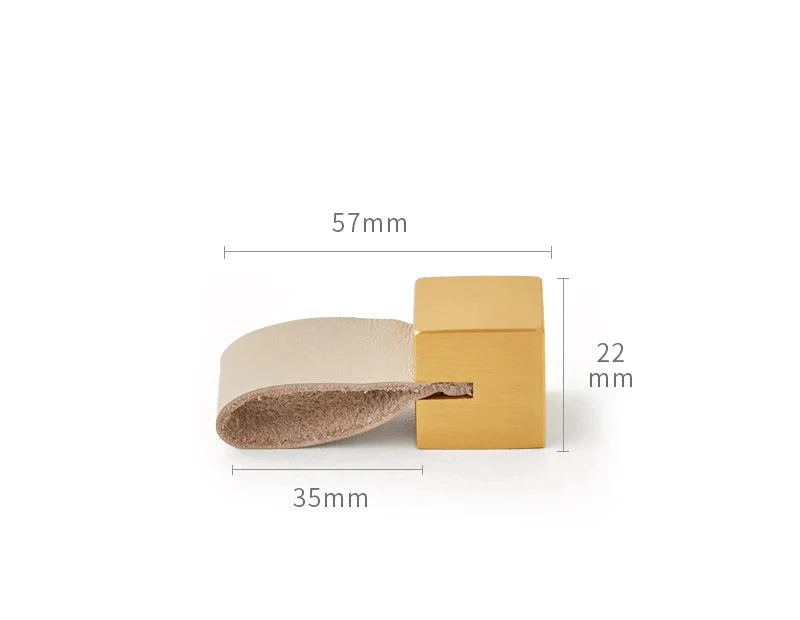 Poignée élégante en cuir beige avec support en laiton doré