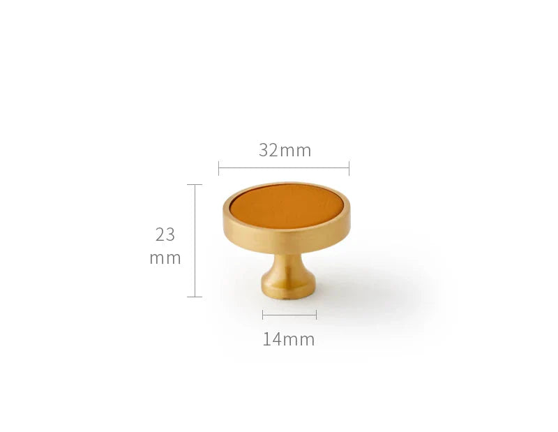 Vue rapprochée de la texture cuir orange et laiton