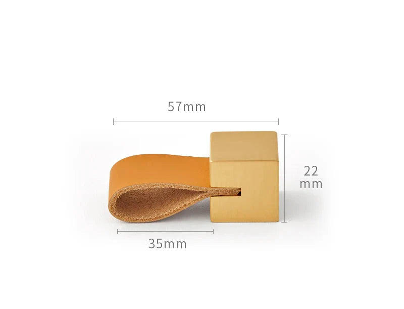 Poignée de meuble en cuir orange sur fond blanc