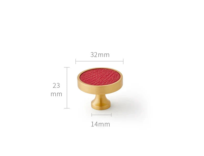 Poignée élégante en cuir rouge sur fond neutre