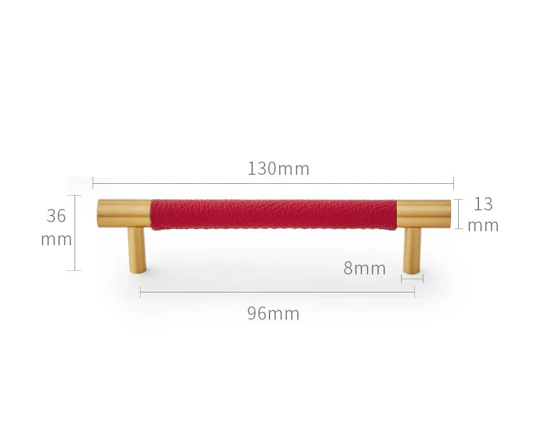 Détail du laiton brossé et cuir rouge de la poignée