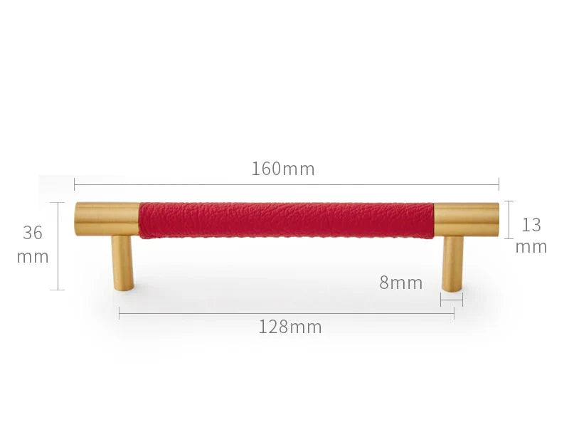 Poignée en cuir rouge installée sur un meuble en bois
