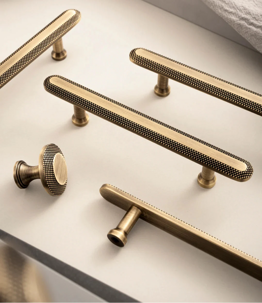 Vue latérale d'une poignée en laiton bronze