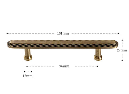 Poignée en laiton effet bronze sur une surface en bois