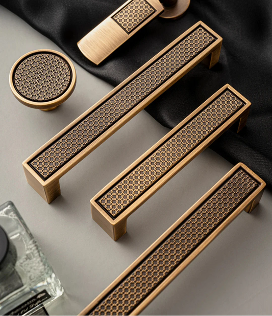 Vue latérale d'une poignée en laiton effet bronze