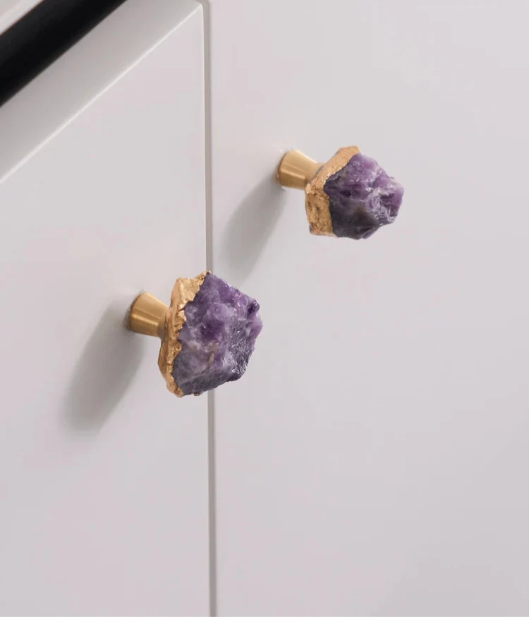 Poignée élégante en laiton avec pierre violette, vue de côté