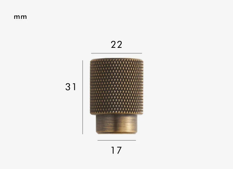 Poignée de meuble en laiton installée sur un tiroir