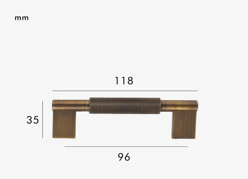Poignée en laiton massif sur une surface en bois