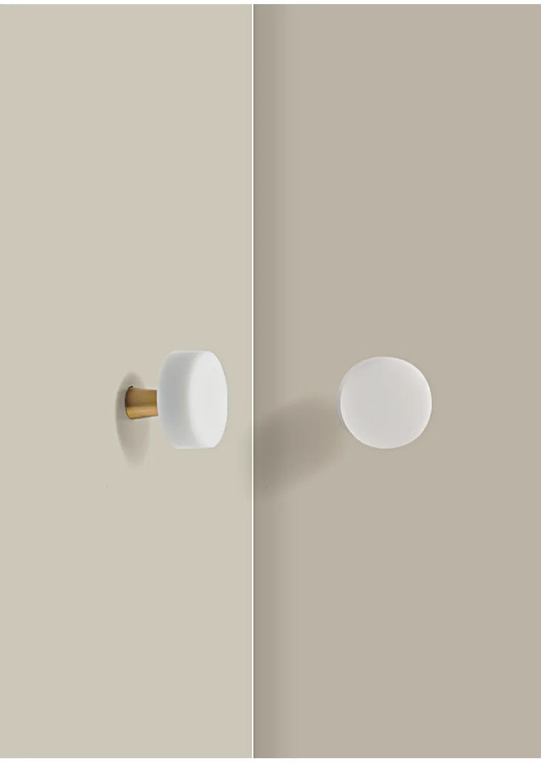 Poignée de meuble en marbre blanc et laiton vue de face