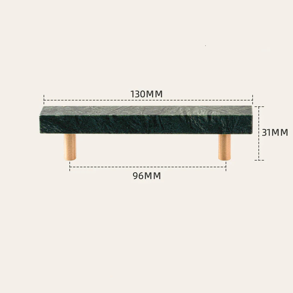 Ensemble de poignées marbre vert sur surface en bois