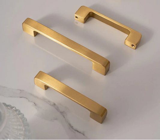 Gros plan sur la texture or brossé de la poignée