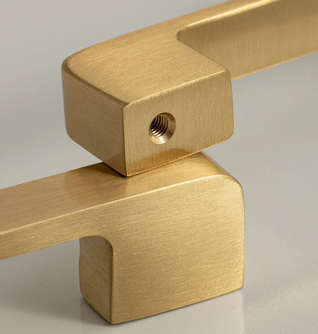 Poignée de meuble en laiton doré brossé vue de face