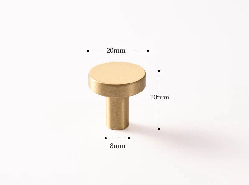 Poignée élégante en laiton doré sur fond blanc