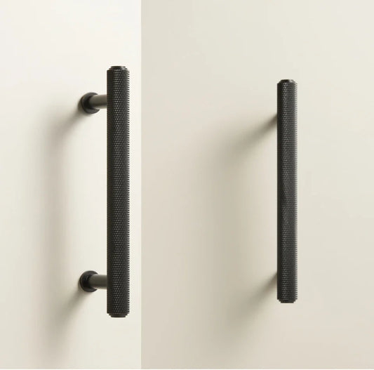 Poignée de meuble noire installée sur un tiroir