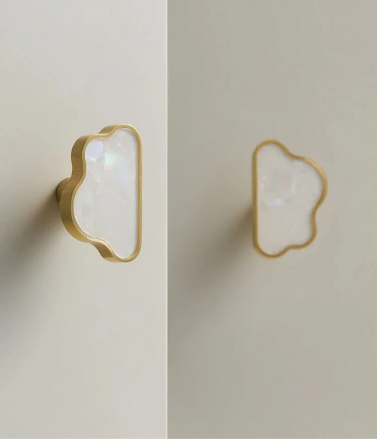 Vue rapprochée d'une poignée de meuble nuage blanc nacré