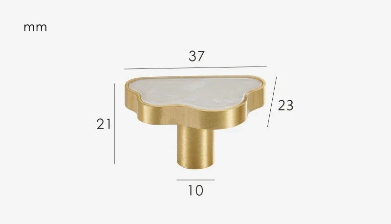 Poignée nuage en laiton blanc nacré sur fond neutre