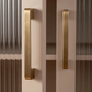 Poignée rectangulaire en laiton bronze sur fond blanc