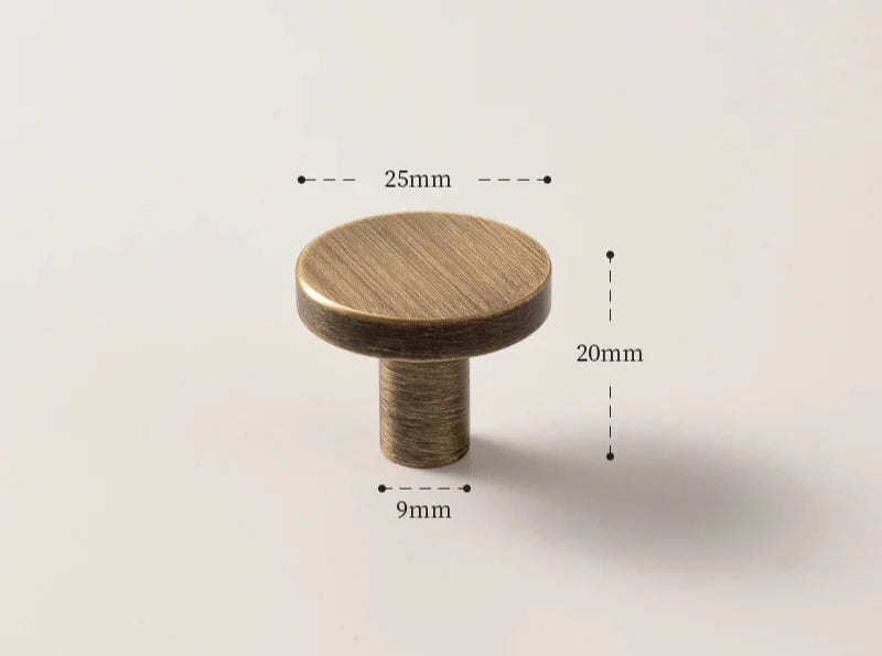 Détail de la texture lisse de la poignée en laiton