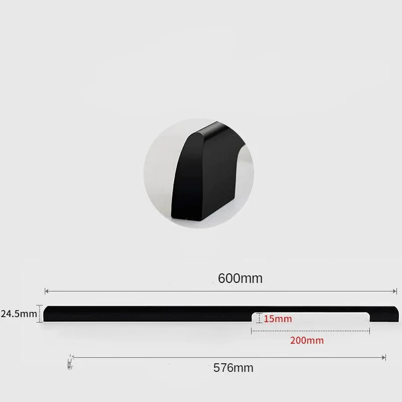 Poignée noire rectangulaire montée sur un tiroir en bois