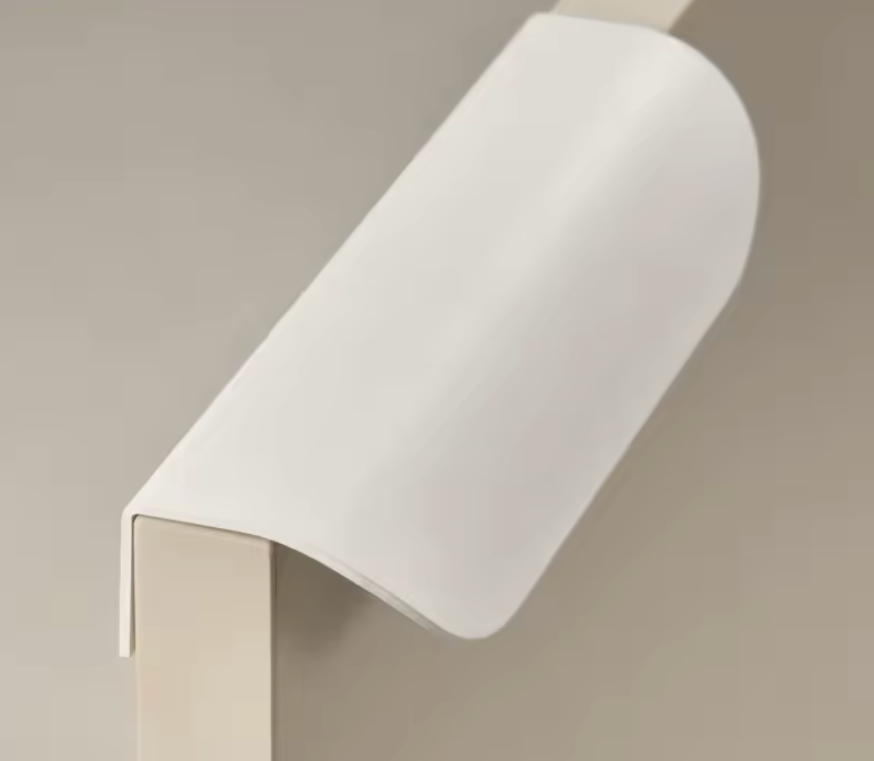 Poignée de meuble blanche en laiton doré vue de face
