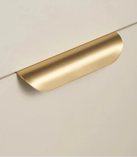 Vue rapprochée d'une poignée or brossé pour tiroirs