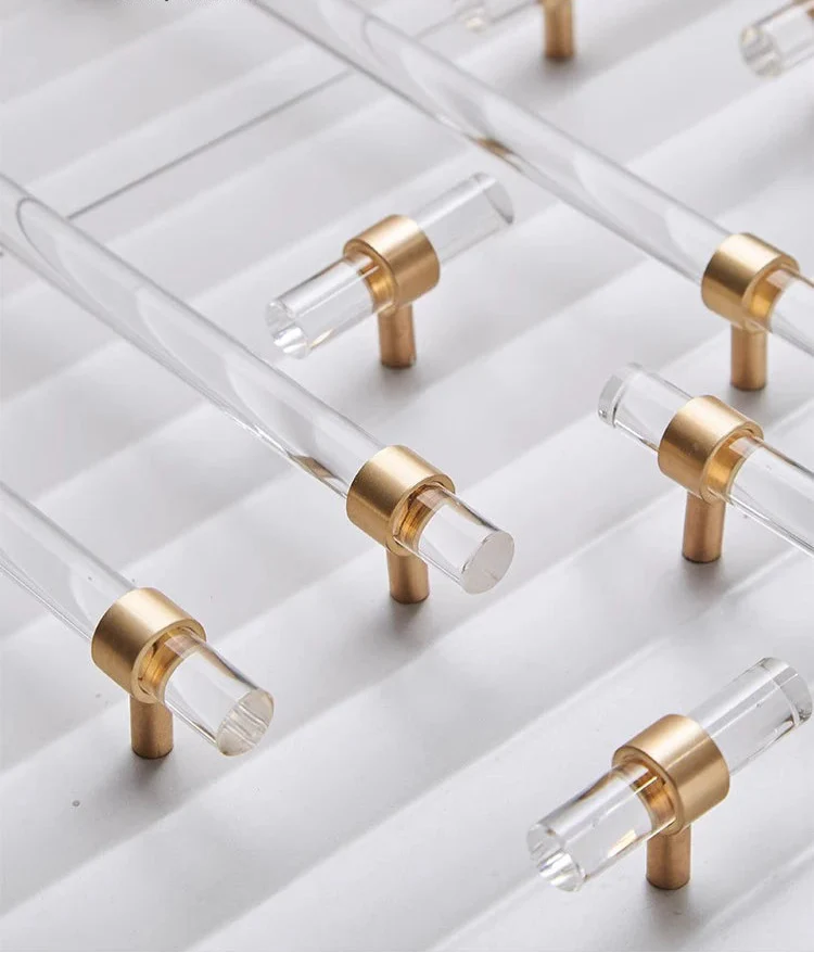 Poignée de meuble en verre transparent installée sur un tiroir