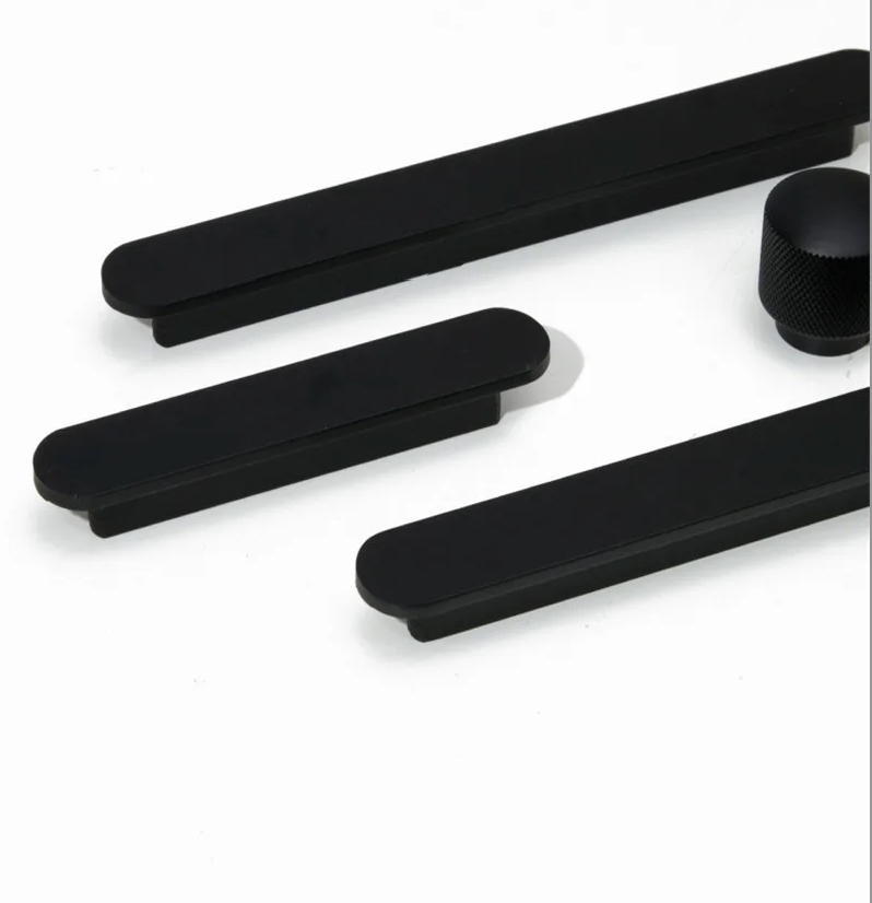 Poignée noire ultra-fine en aluminium sur fond blanc