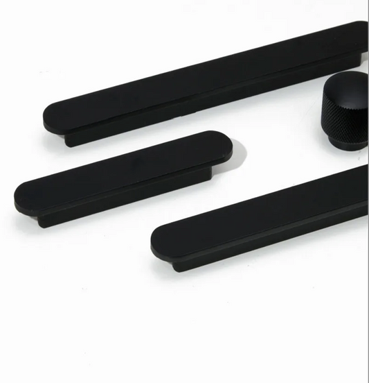 Poignée noire ultra-fine en aluminium sur fond blanc