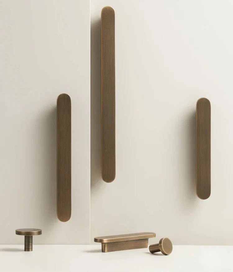 Vue latérale de la poignée ultra plate en bronze