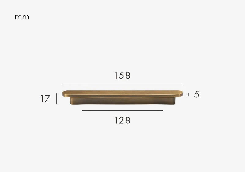 Poignée minimaliste en bronze sur un placard