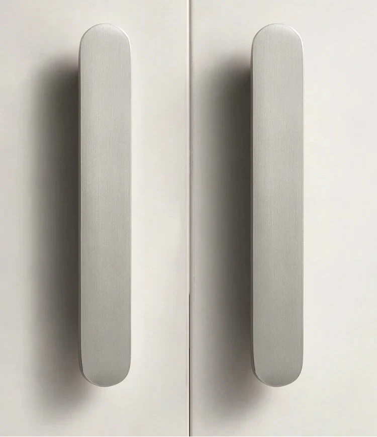 Détail de la surface lisse d'une poignée argentée
