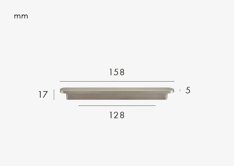 Détail du design minimaliste de la poignée argentée