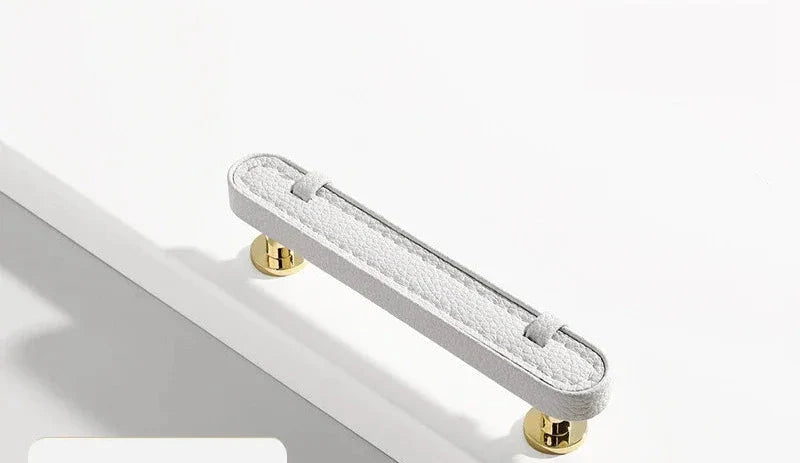 Vue rapprochée d'une poignée en cuir blanc et zinc