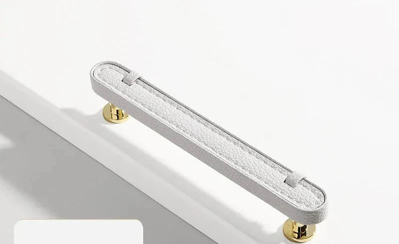 Poignée de meuble en cuir blanc installée sur un tiroir