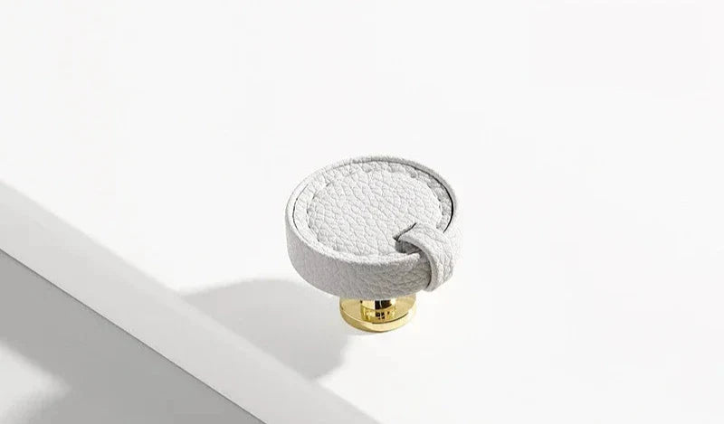 Détail de la texture du cuir blanc de la poignée