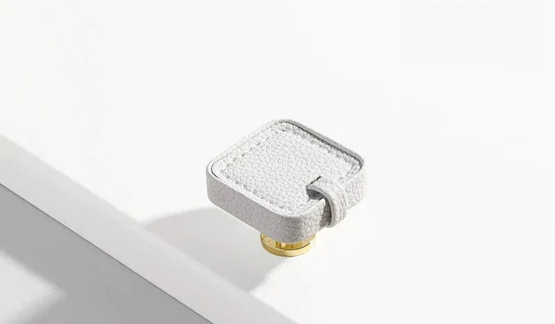 Poignée en cuir blanc montrée avec vis de fixation