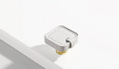 Poignée en cuir blanc montrée avec vis de fixation