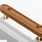 Poignée en cuir marron montrant différentes tailles disponibles